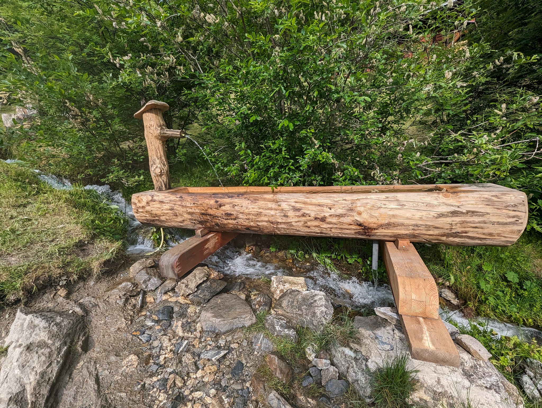 Slike vannposten møter man ofte langs løypen og det sies det er trygt å drikke vann fra disse. Man bør derimot ikke drikke vann fra små bekker som renner gjennom områder der husdyr ferdes. Vet ikke om det skjer noe magisk i den slangen som går opp i tappetuten på denne da for den kommer da helt klart fra den bekken som renner under😅