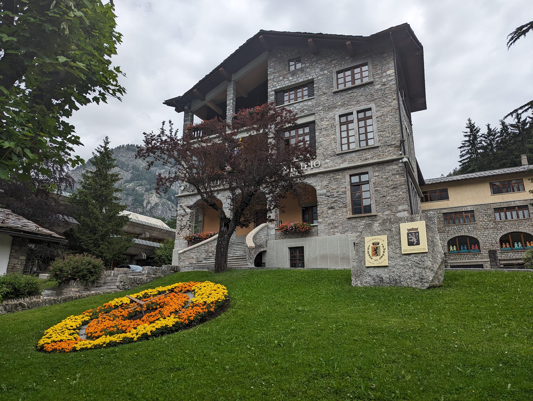 Rådhuset i Courmayeur. Sjekk den blomsterklokken på plenen😀