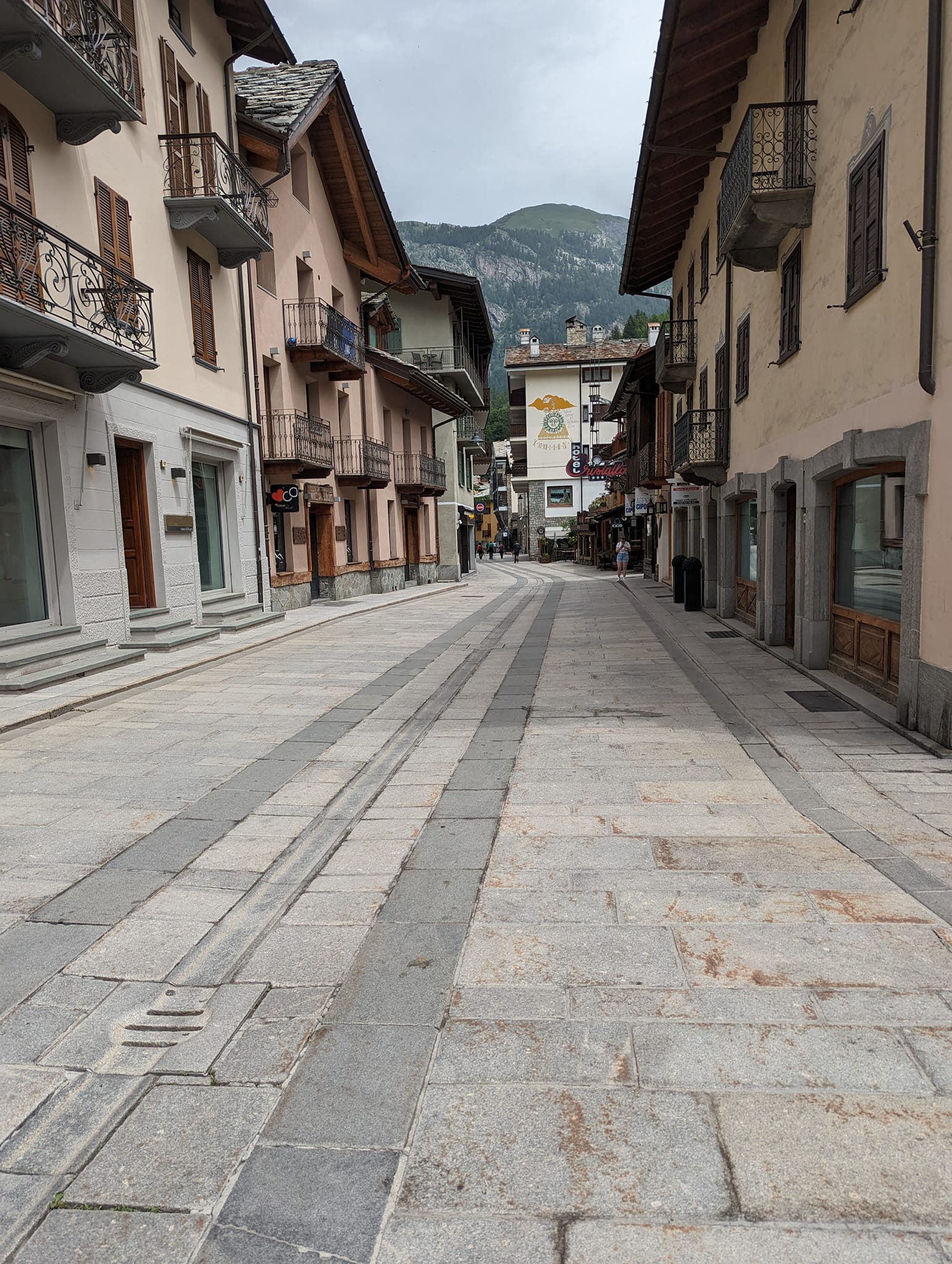 Handlegaten I Courmayeur. Det var siesta og alt av butikker var stengt da jeg gikk her. Ganske fredelig egentlig.