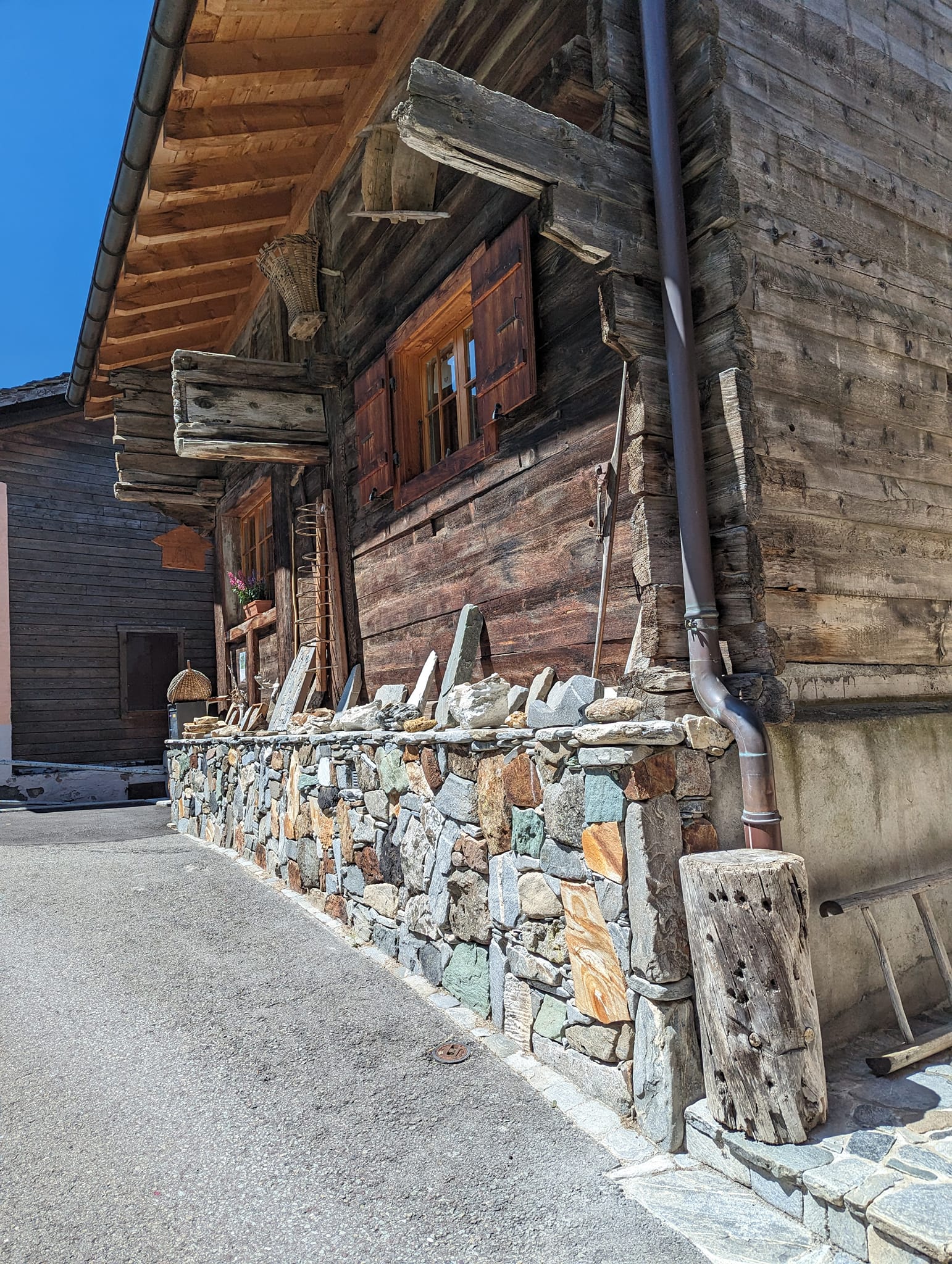 Slike gamle trehus har ofte gamle redskaper som ble brukt i jordbruket tidligere hengende på veggen.
