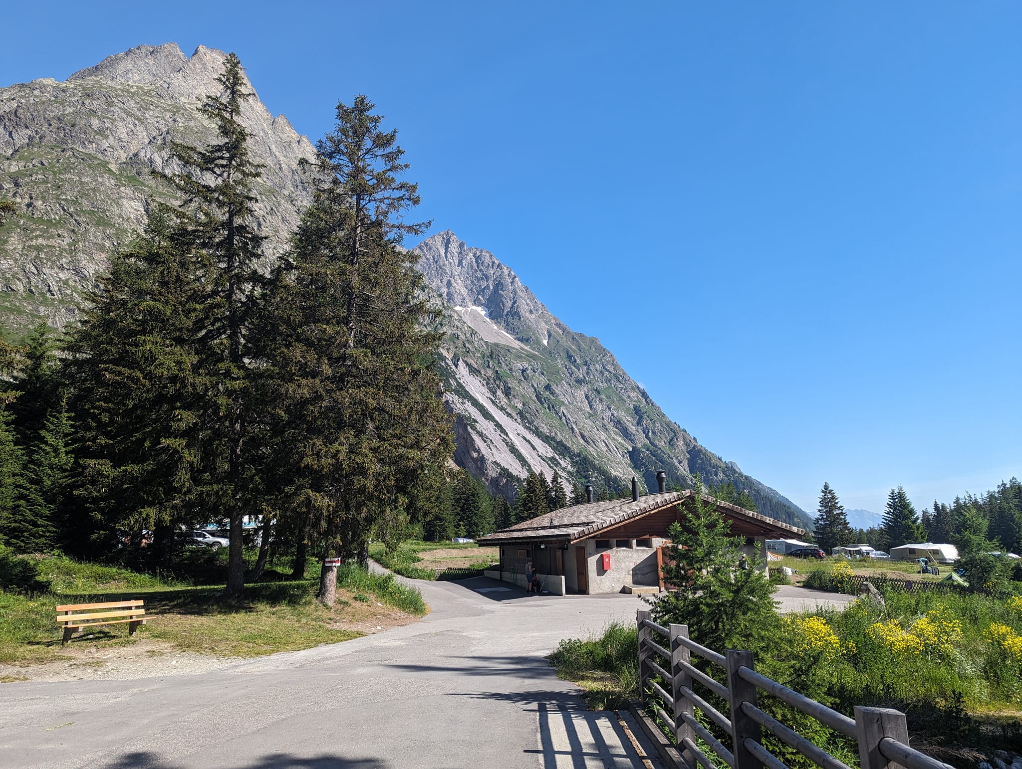 Campingplassen på La Fouley. Jeg står på en bru og tar dette bildet .Da jeg skulle legge telefonen i lomma glapp den ut av hånden og spratt bortover brudekket på vei ut i elva. Det var heldigvis en kant nede på brua som stoppet den fra å falle i elva. Det hadde virkelig vært vært en katastrofe om den hadde blitt borte. Bare prøv å sette deg inn i en slik situasjon. Særlig her hvor det er vanskelig å få tak i ny telefon.
