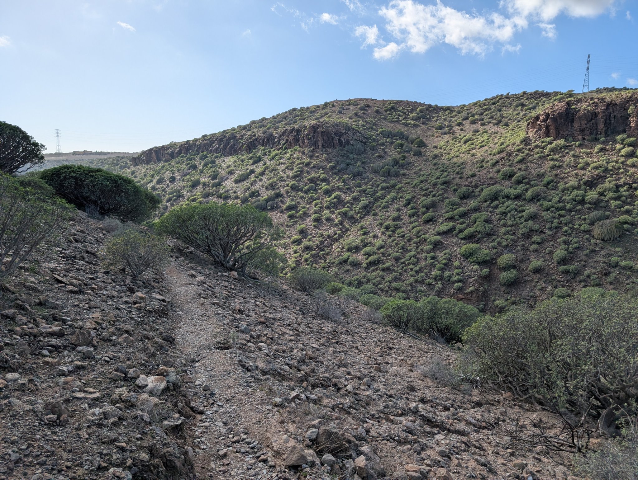 Ned i Champagnedalen og opp på andre siden her.