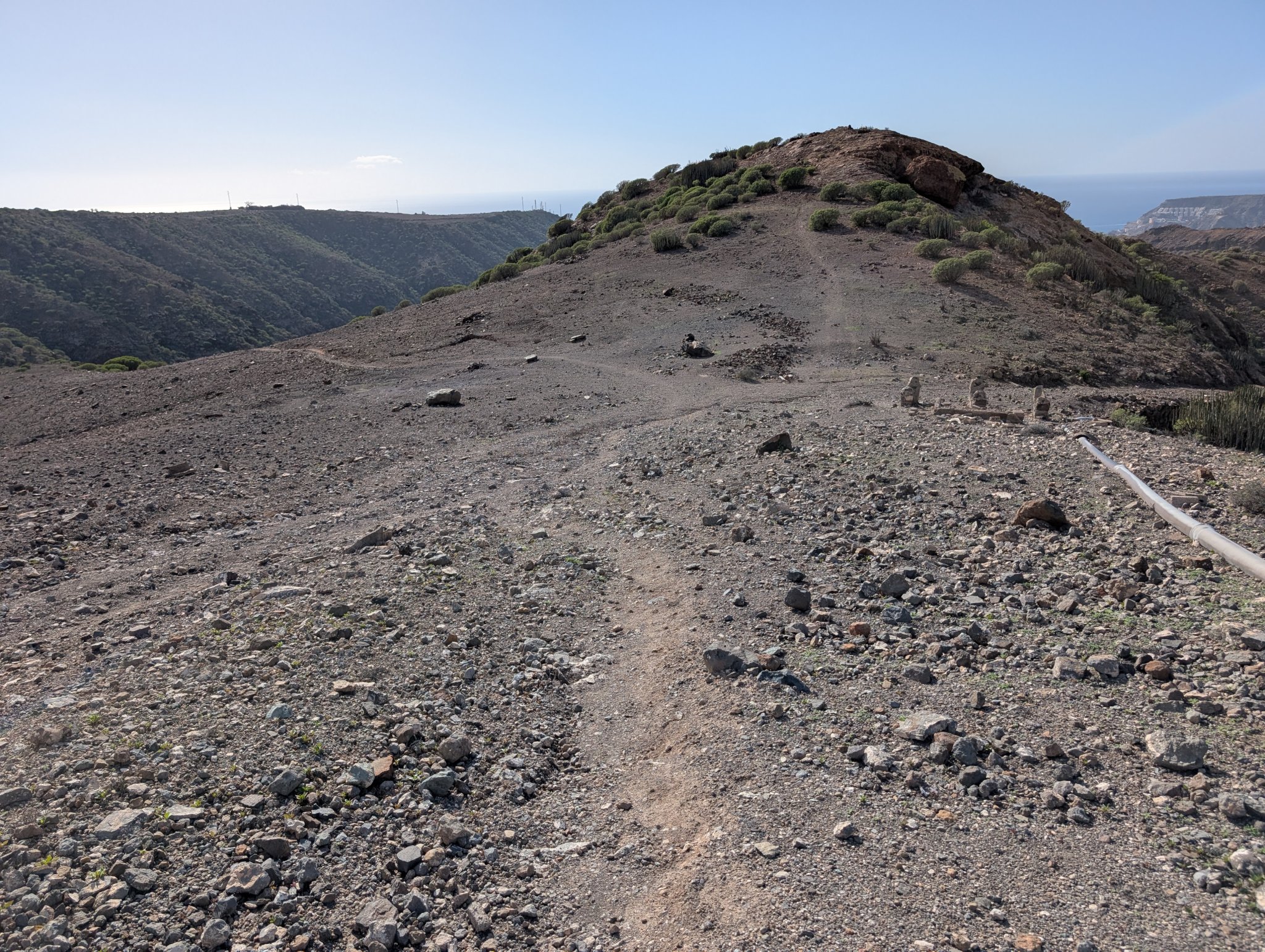 Snart framme ved stiskillet der jeg tok av mot Eivindsplass (til høyre). Tvedttstien ned til venstre her.