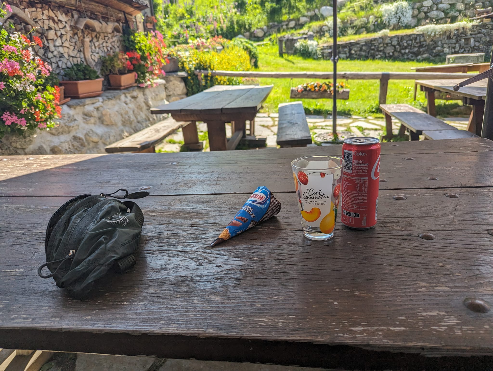 På hytten Auberge la Boerne i Tre Le Champ nytes en is og en brus i restauranten der.
