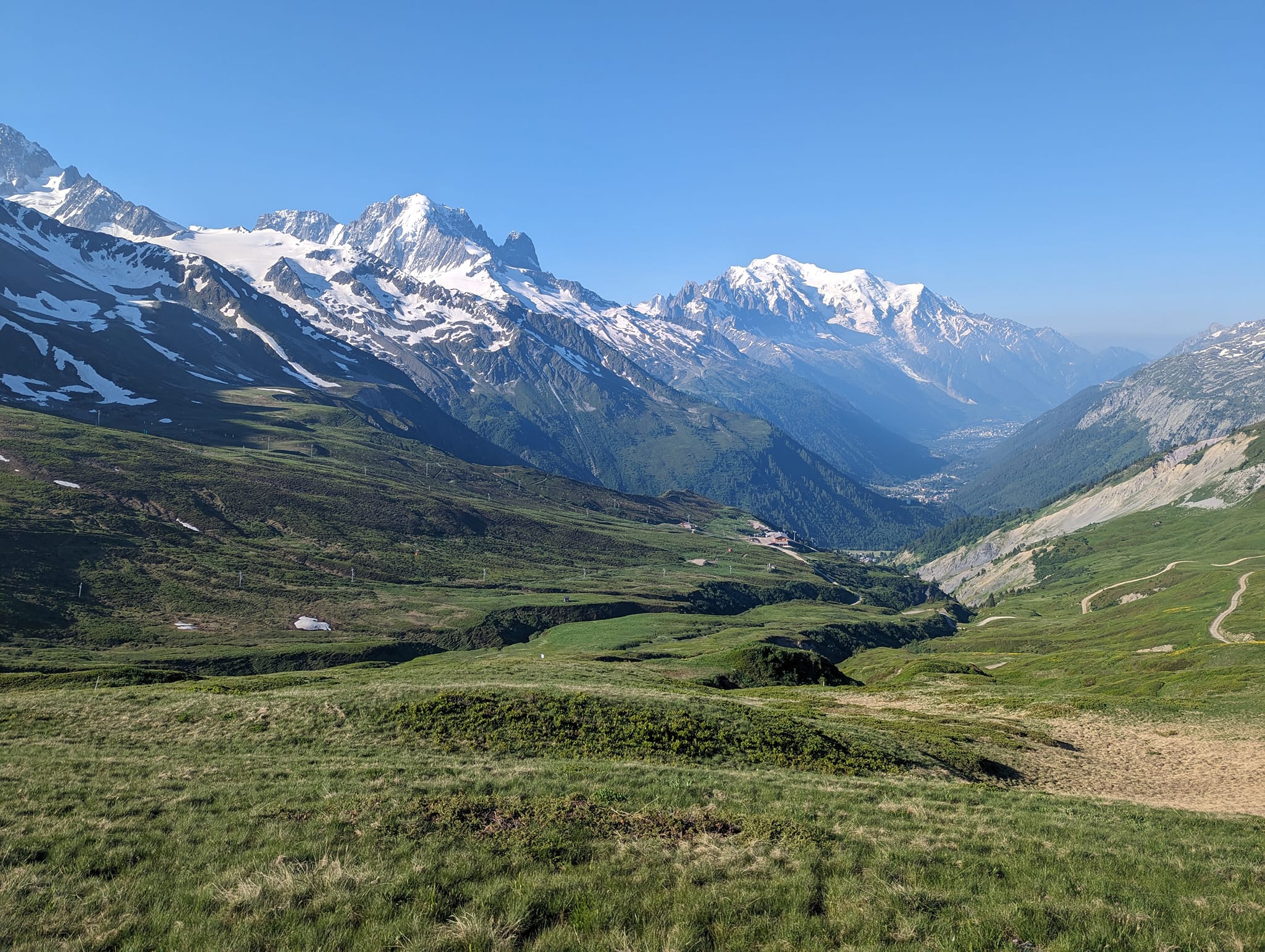 Fin utsikt mot Mont Blanc. Selve toppen er den helt til høyre i bildet. Chamonix ligger helt nederst i dalen.

