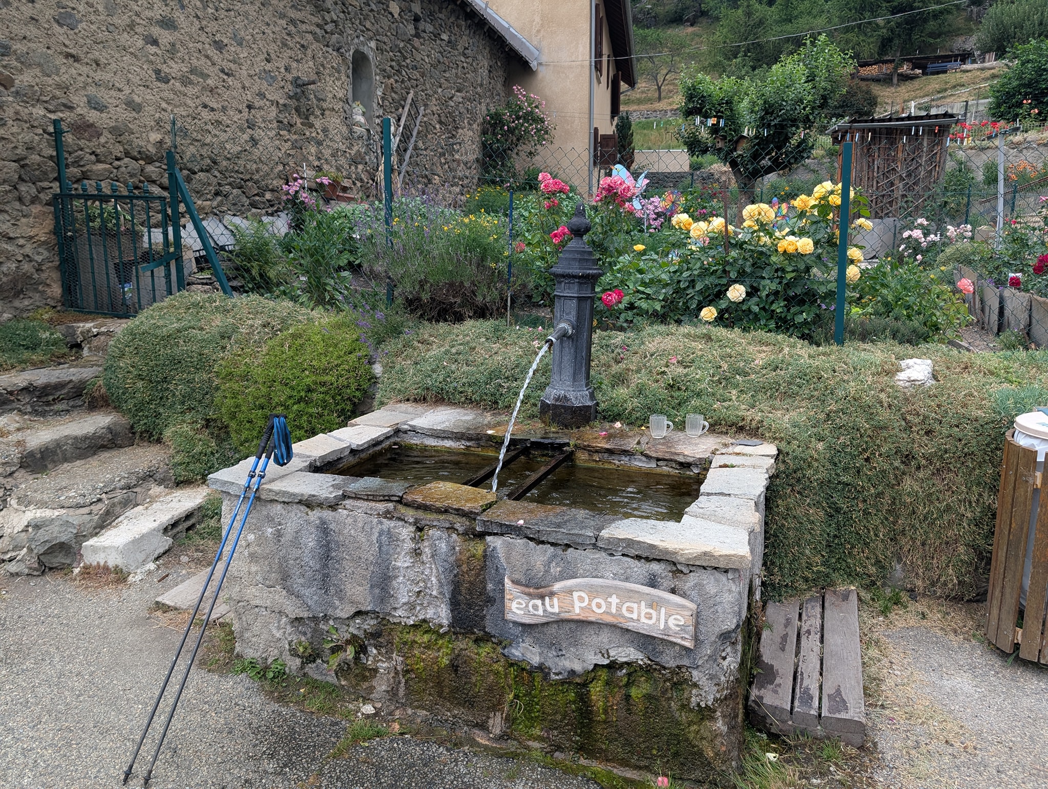 Vannposten i Clavans-le-Bas var pent utsmykket