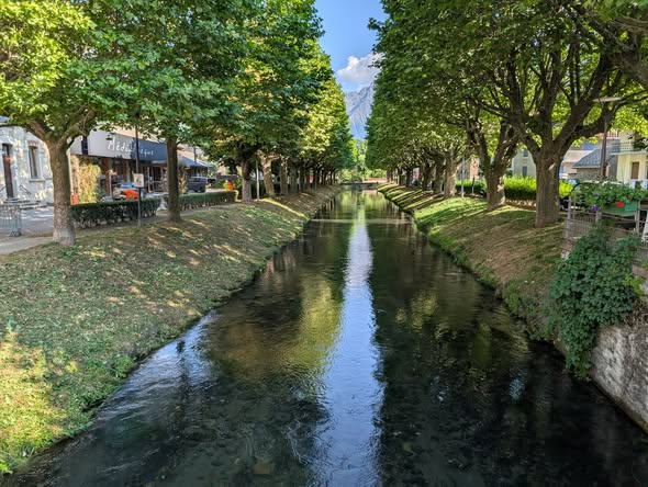 Elven som renner gjennom Le Bourg d''Osains er nydelig