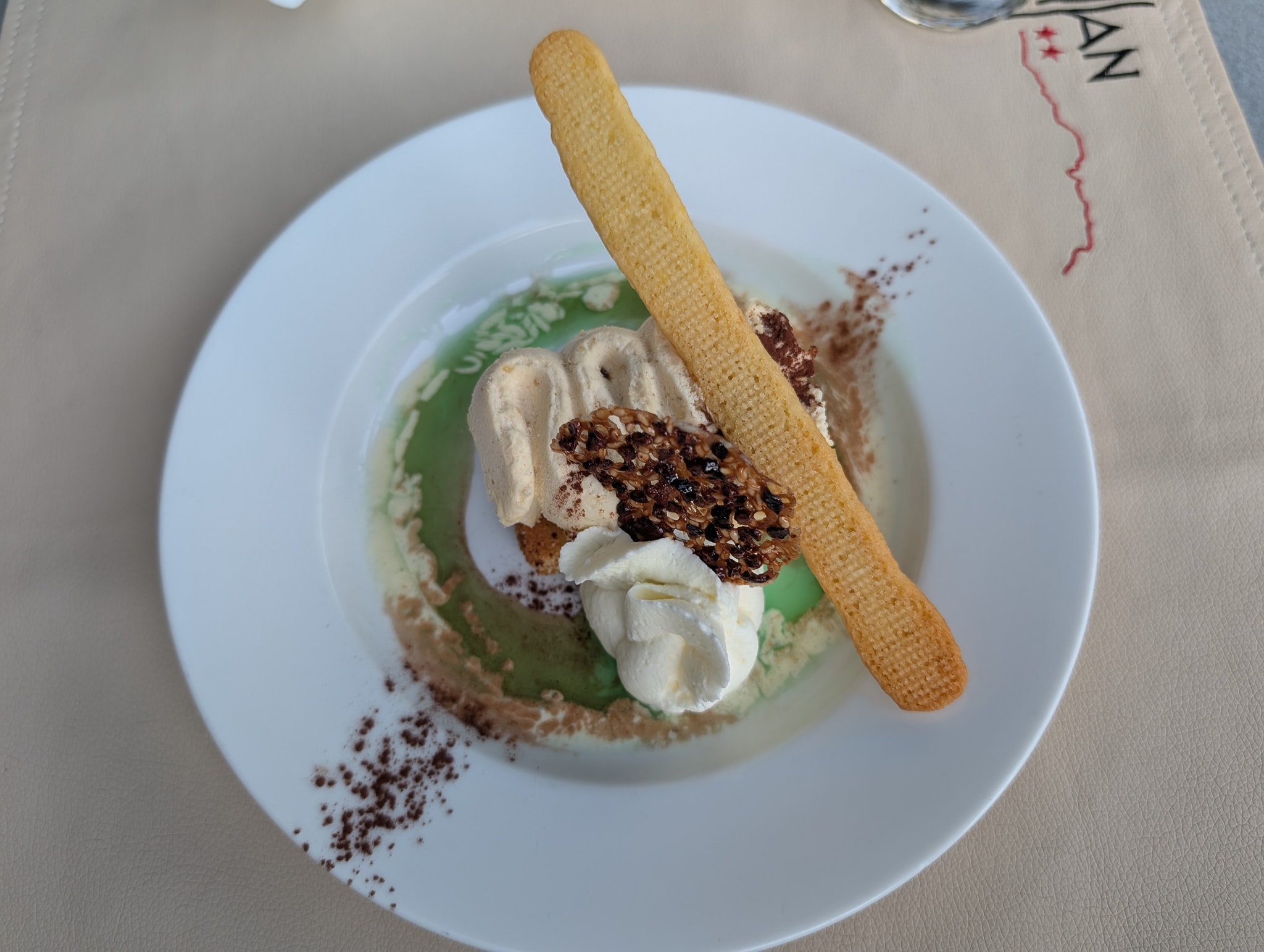 Is og krem på en kakebunn. Var veldig god.