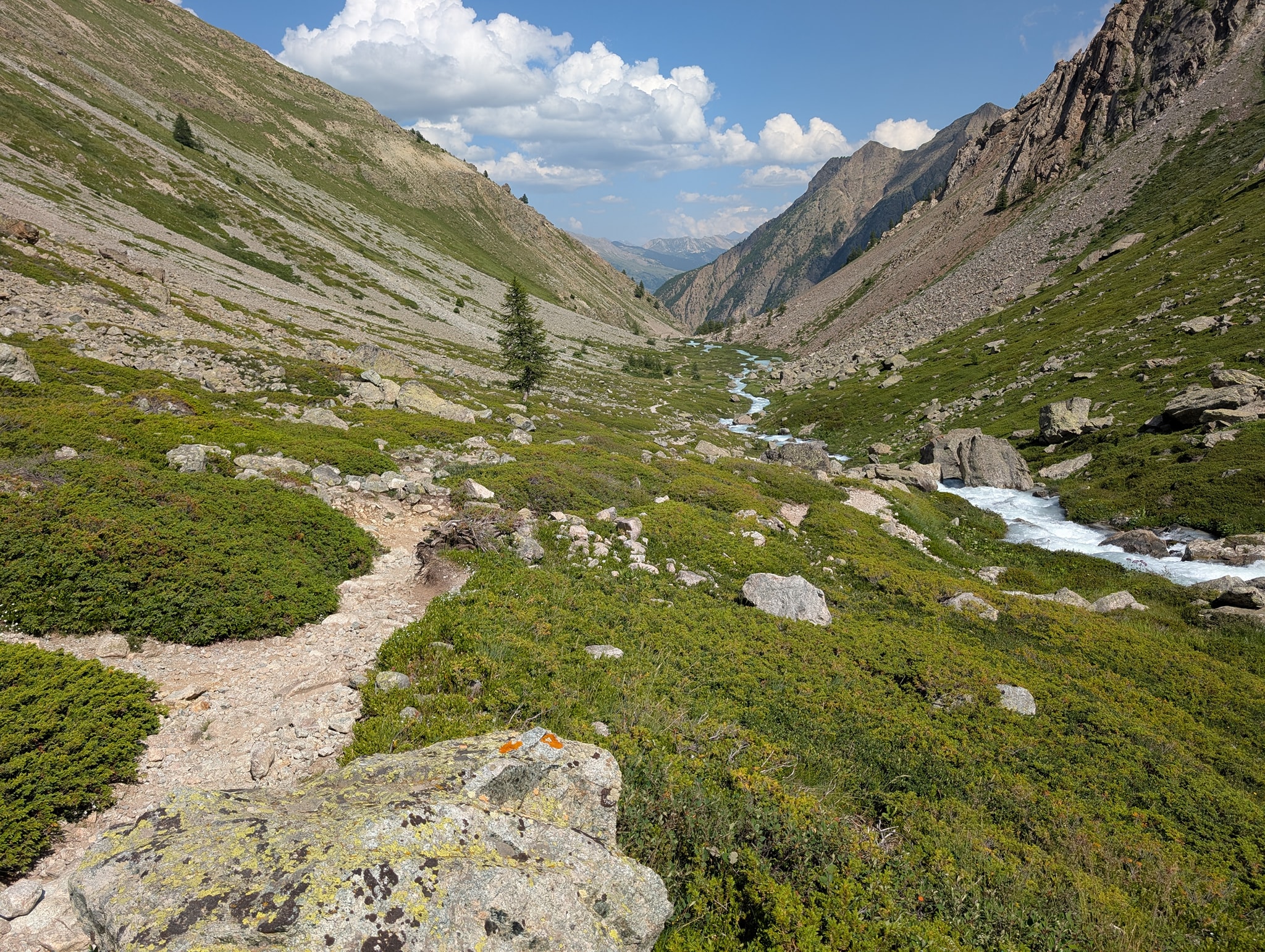 Løypa følger elva ned den vakre dalen
