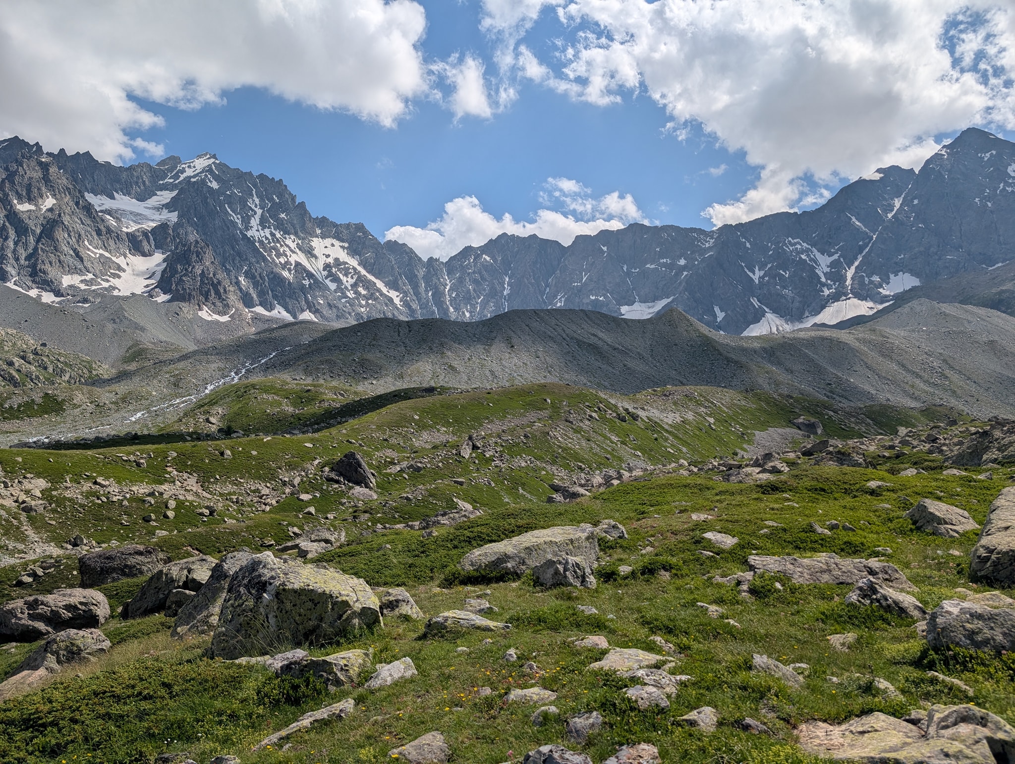 Bak haugen i forgrunnen ligger brevannene Lac duGlacier d'Arsin,
