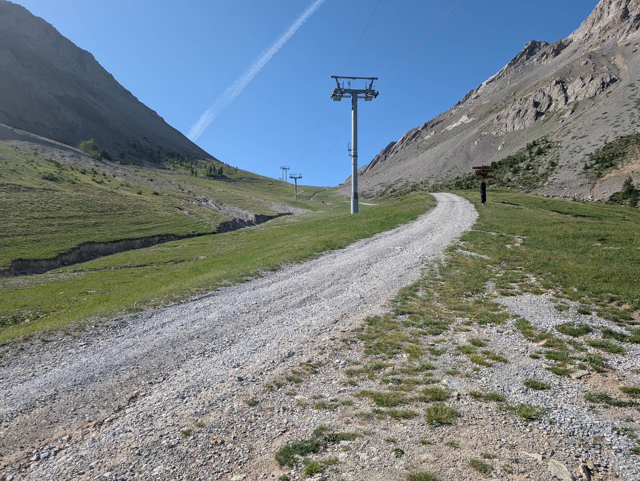 På vei mot  Col de l’Eychauda (2425 moh). Like oppe i bakken her er en avstikker til den alternative varianten over passet Col des Grangettes 