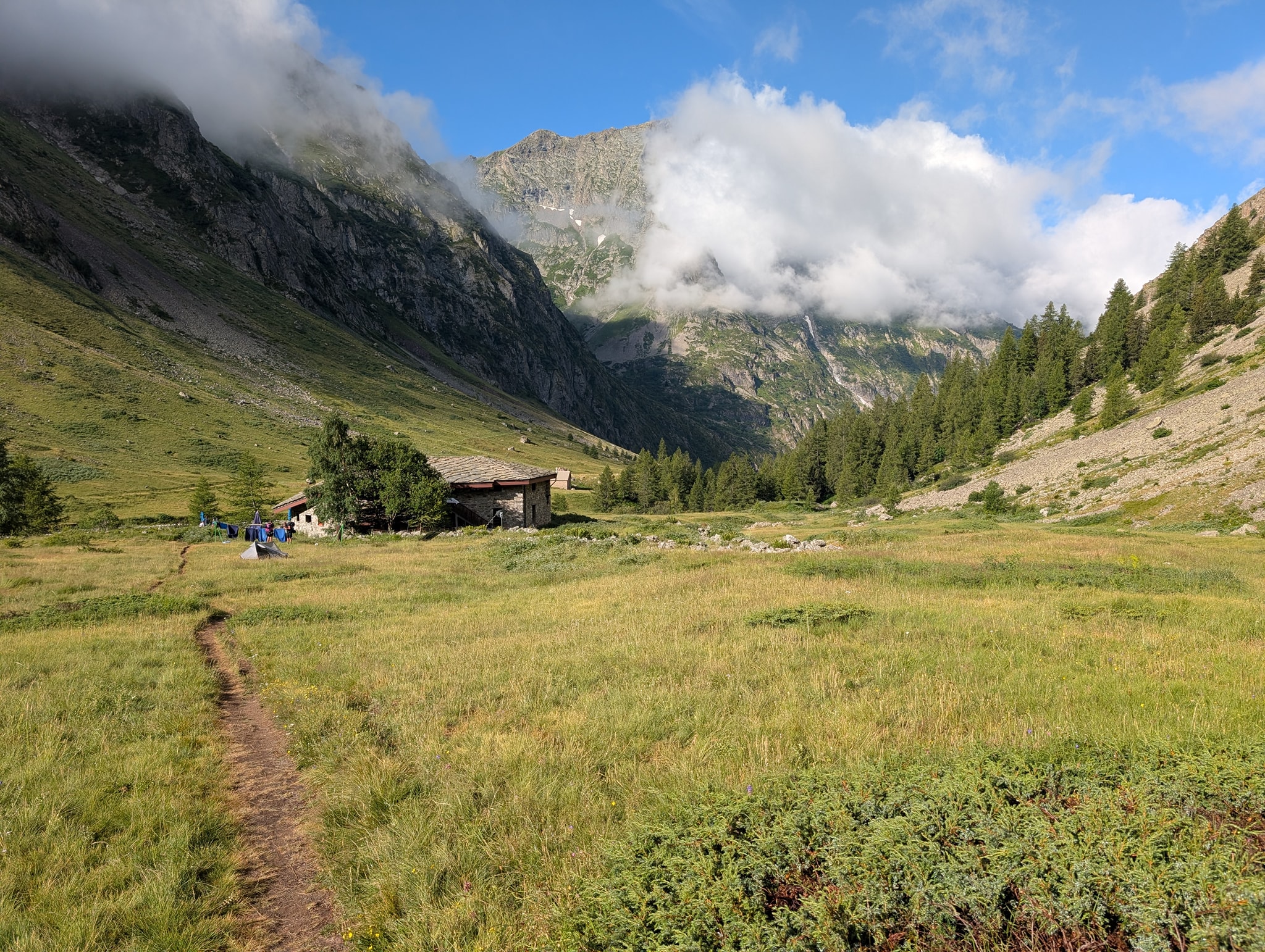 Men det klarner opp i det jeg starter vandringen.
