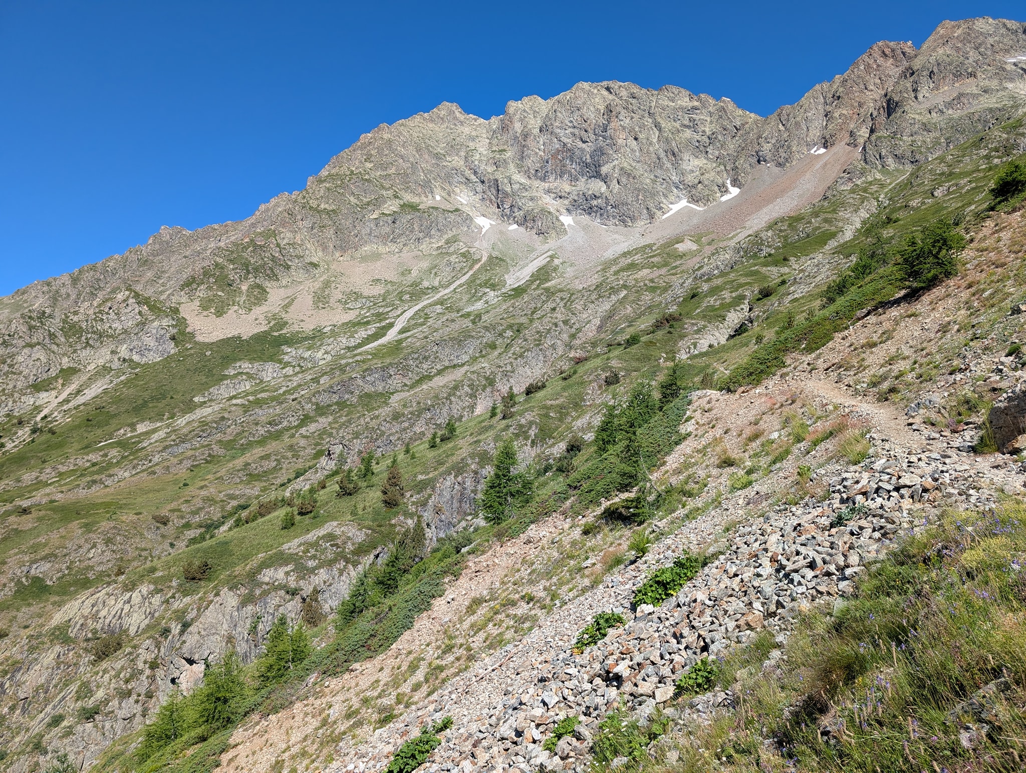 Fra Refuge des Souffles går stien bra opp mot  Col de la Vaurze.