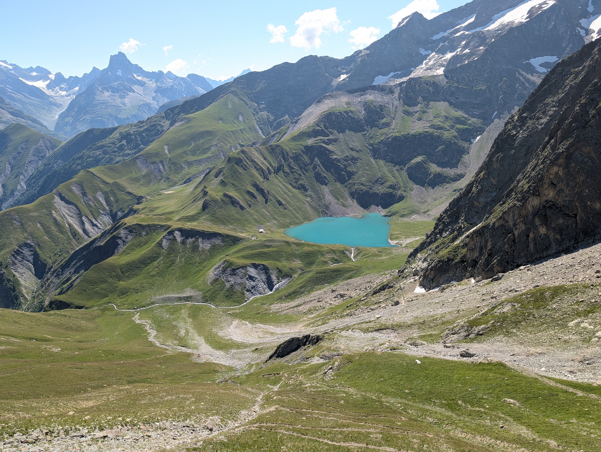Nærmer meg toppen av passet og ser ned mot Lac de la Muzelle
