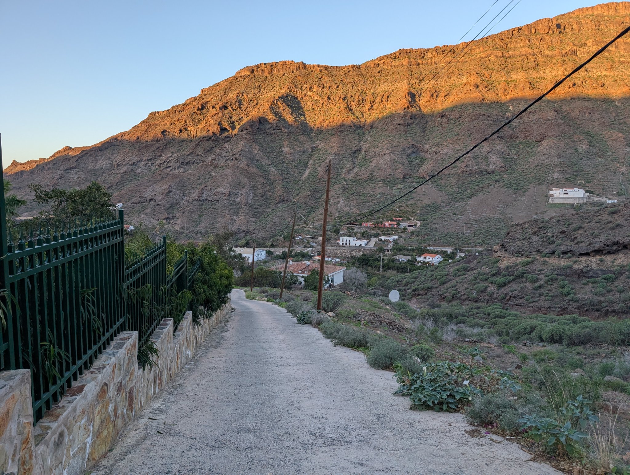 Et lite stykke vei før man kommer til stien.