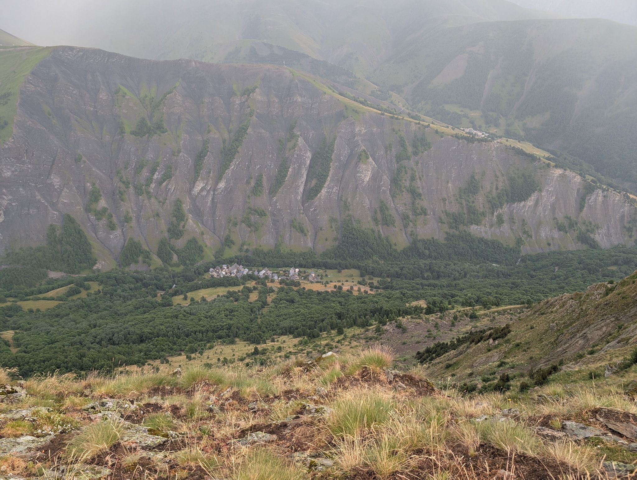 Langt der nede skimtes Clavans-le-Bas og i neste dal kan jeg også se Besse som er dagens mål.
