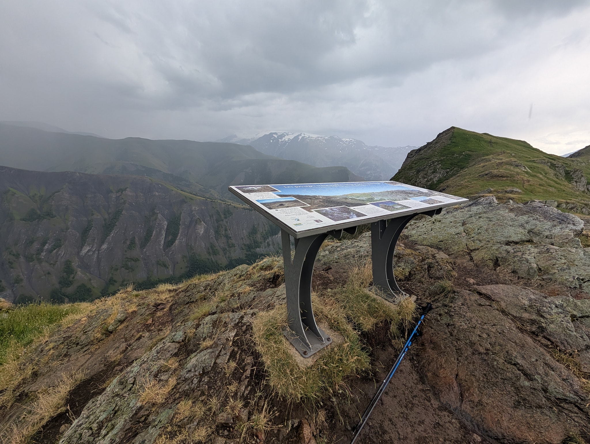 Var ikke lett å få øye på fjelltoppene fra utsiktspunktet på Col de Sarenne. V

