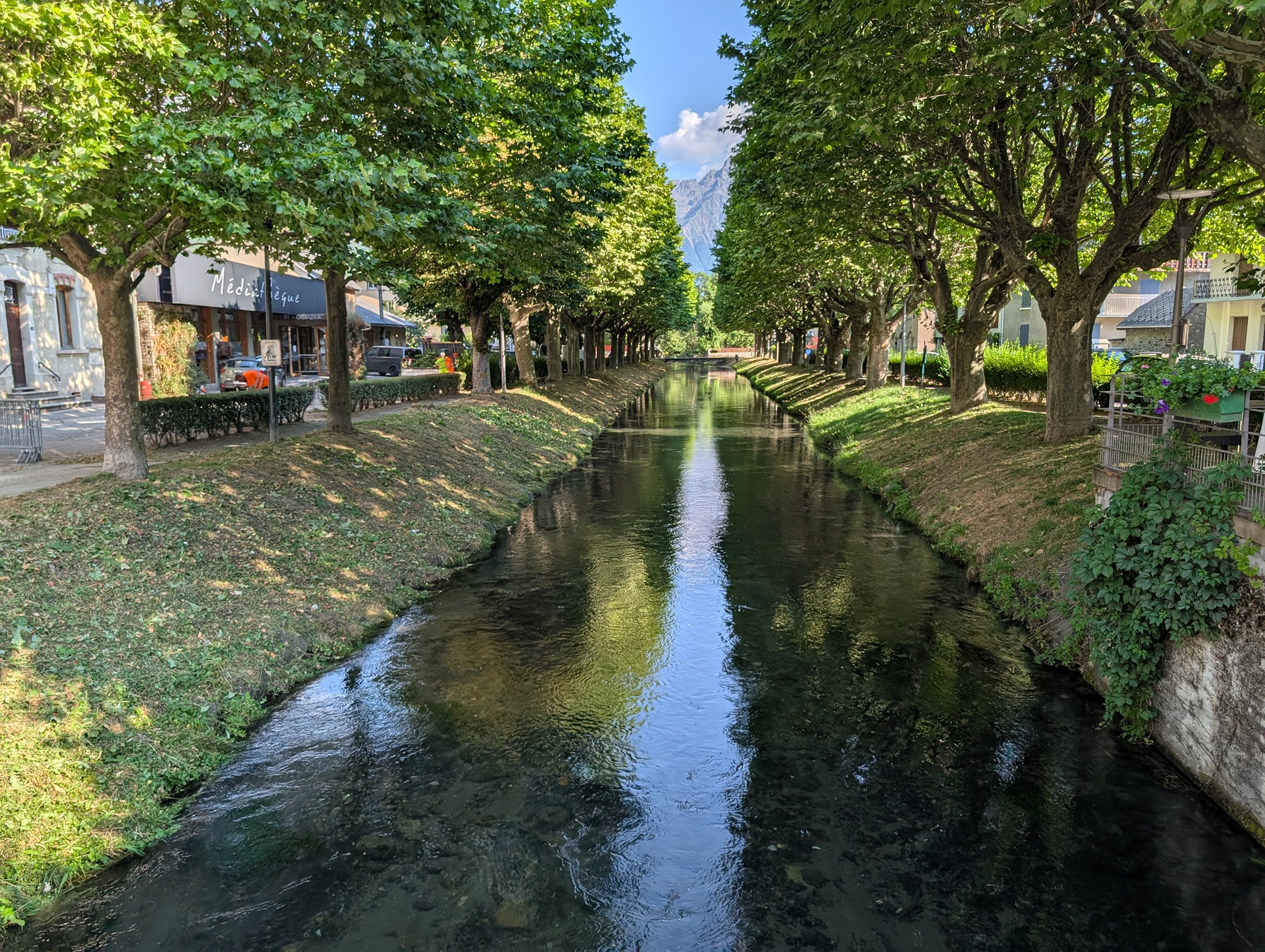 Elven som renner gjennom Le Bourg d''Osains er nydelig
