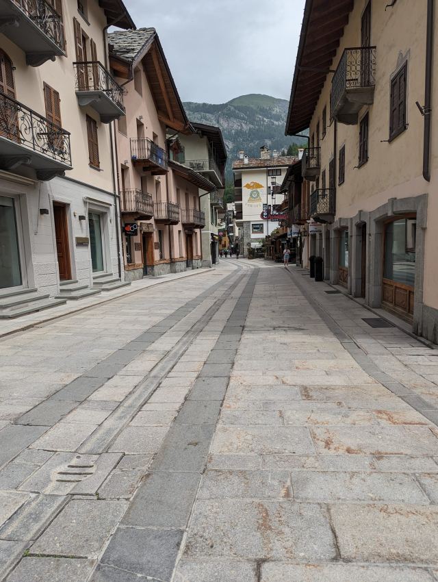 Handlegaten I Courmayeur. Det var siesta og alt av butikker var stengt da jeg gikk her. Ganske fredelig egentlig.