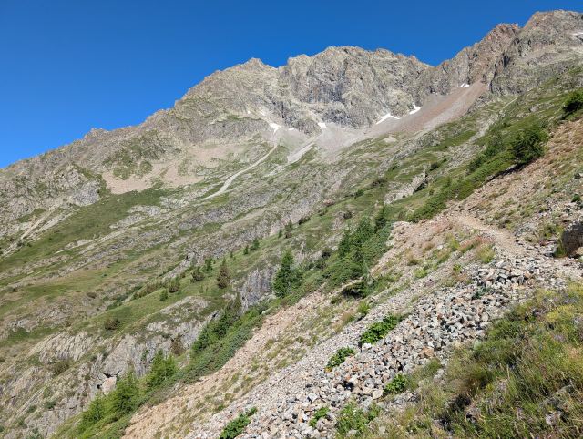 Fra Refuge des Souffles går stien bra opp mot  Col de la Vaurze.