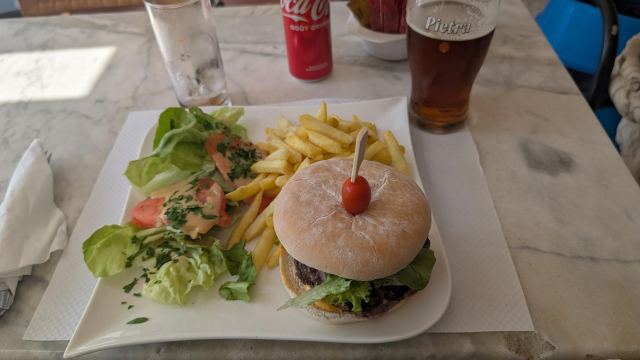 Hamburger på Bar du GR20 som er det offisielle start-/sluttpunktet for turen.
